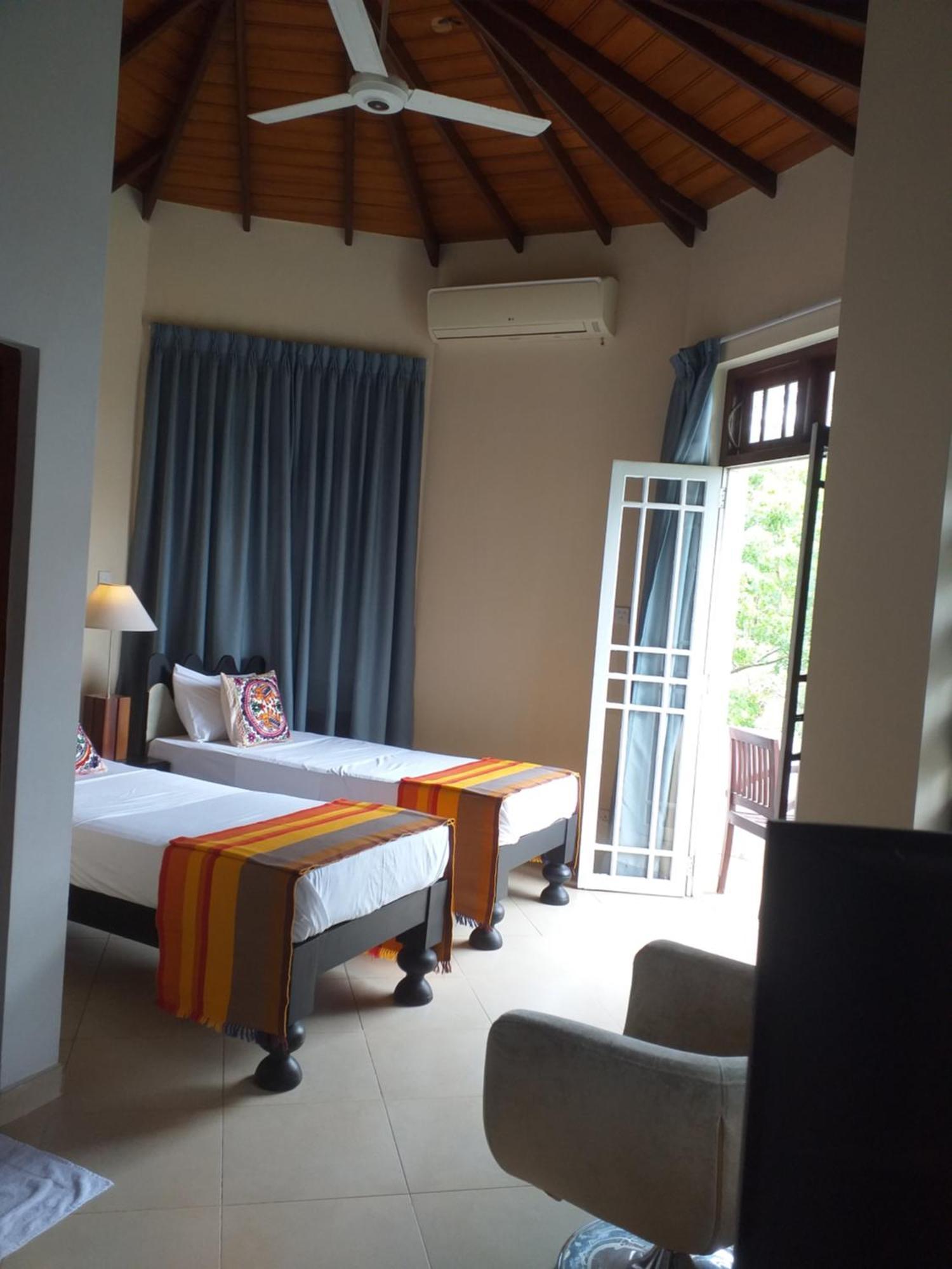 Crown Hills Kandy Inn ภายนอก รูปภาพ